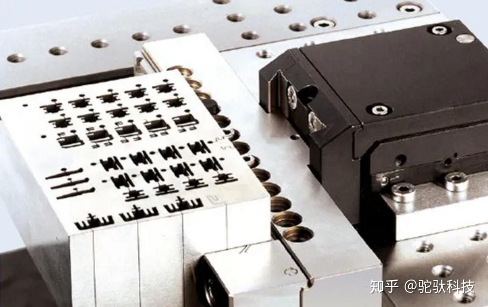 此套模具是三板模產(chǎn)品點進膠方式,結(jié)構(gòu)非常的復(fù)雜,模具上面有多個行位