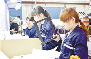 位于漯河市的河南源德福(聯(lián)想)科技產(chǎn)業(yè)園總投資12億元,主要產(chǎn)品為筆記本電腦精密零部件,產(chǎn)品銷往聯(lián)想集團全球供應鏈。目前,該產(chǎn)業(yè)園模具、注塑、五金沖壓、陽極盒、噴涂等7個車間相繼投入生產(chǎn),今年前三個月實現(xiàn)產(chǎn)值1.2億元。圖為日前該產(chǎn)業(yè)園工人正在生產(chǎn)筆記本?